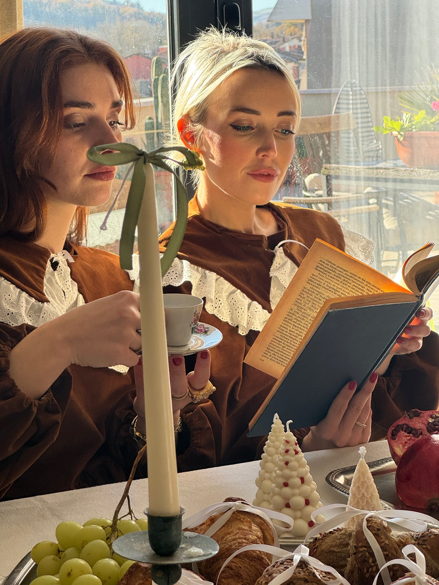 Abito corto a costine in velluto color bronzo con colletto