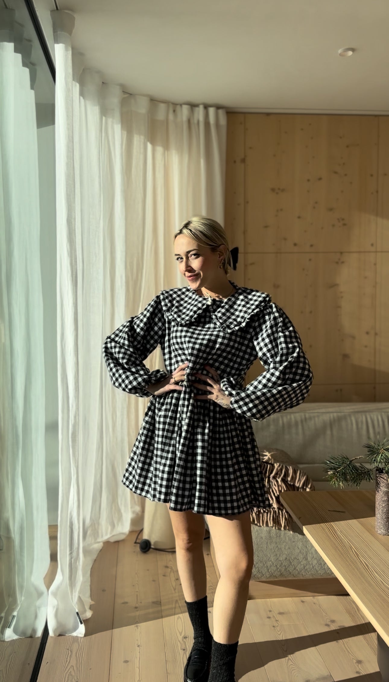 abito con colletto corto check nero