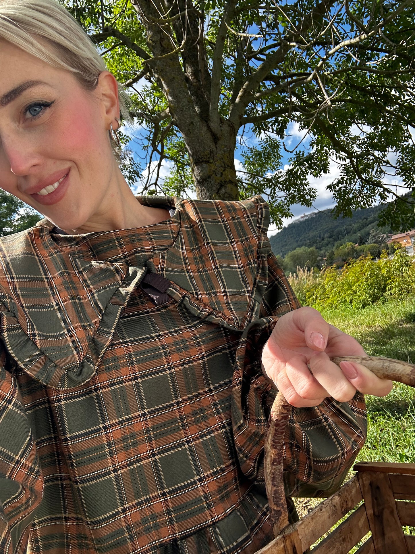 Abito con colletto tartan verde e mattone