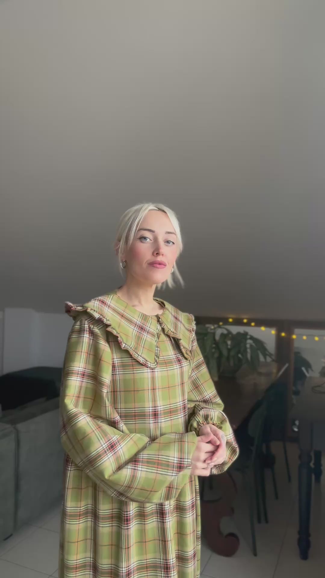Abito con colletto tartan verde