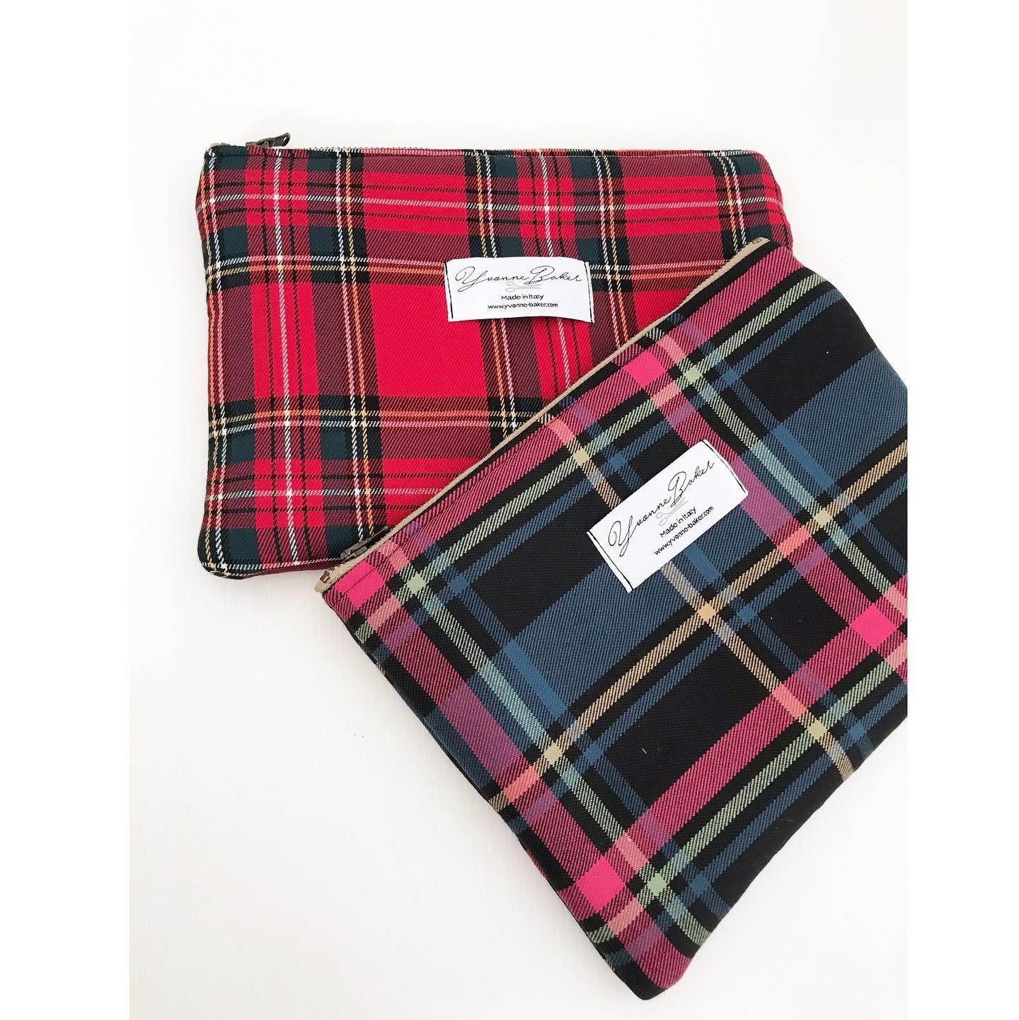 Pochette tartan rossa e nera Yvonne Baker