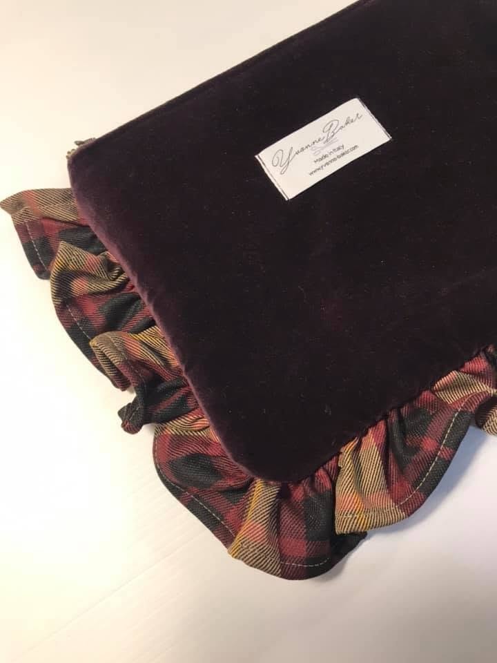 Pochette velluto borgogna con balza tartan Yvonne Baker