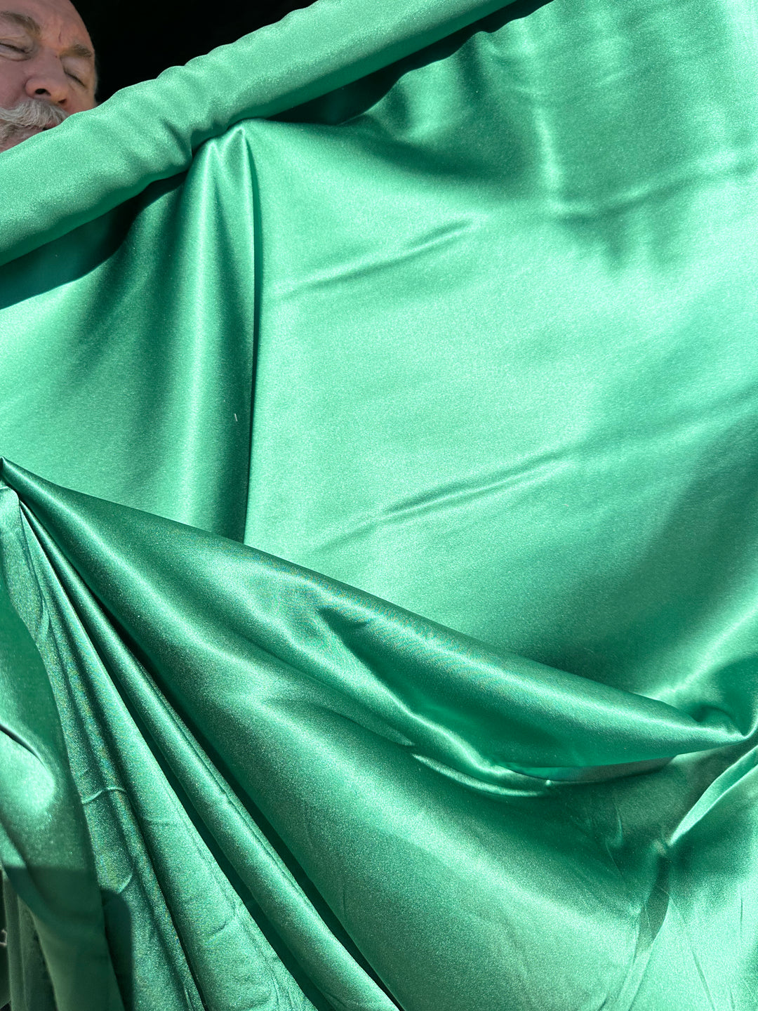 Tessuto raso di seta verde