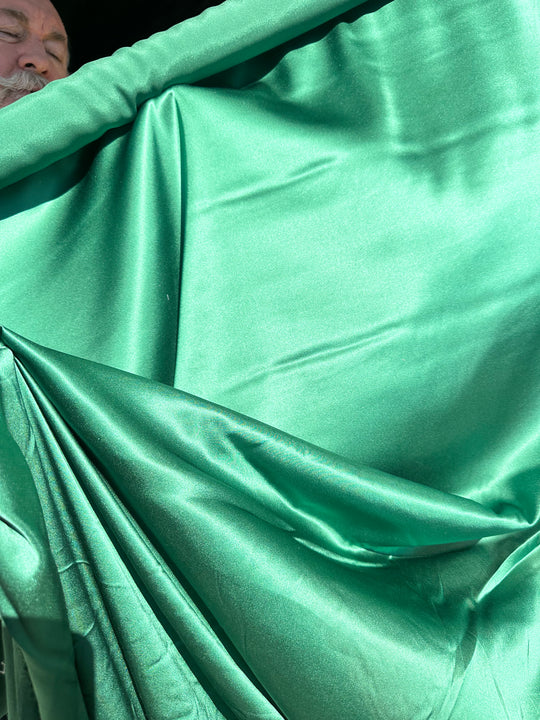 Tessuto raso di seta verde