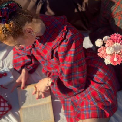 Abito con colletto tartan rosso classico corto