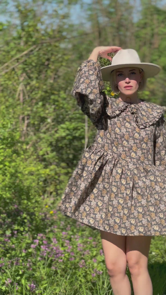 Abito corto con colletto floreale