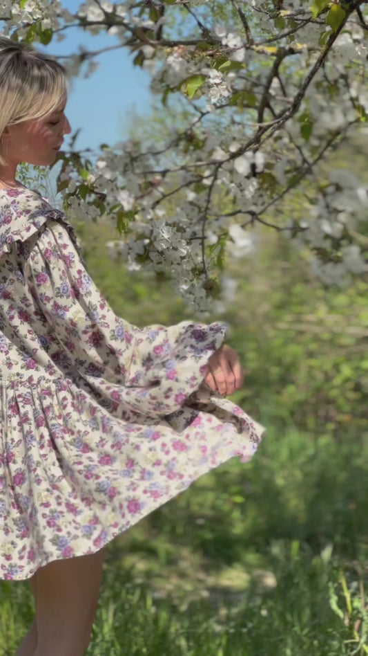 Abito corto con colletto fiorato