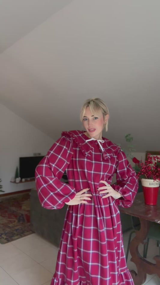 Abito con colletto check rosso