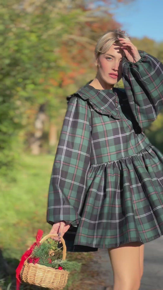 Abito con colletto tartan verde e riga rossa