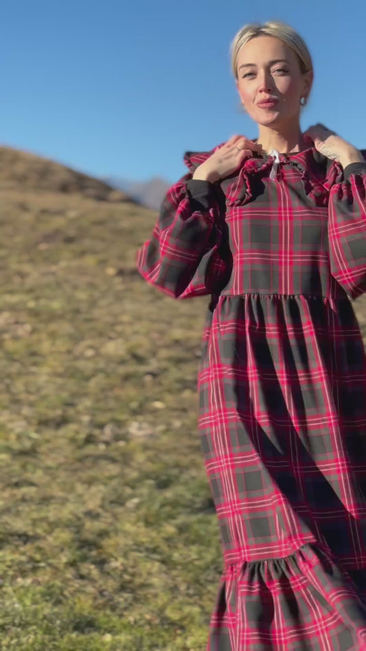 Abito con colletto tartan nero e rosso