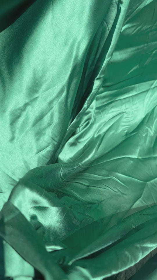 Tessuto raso di seta verde