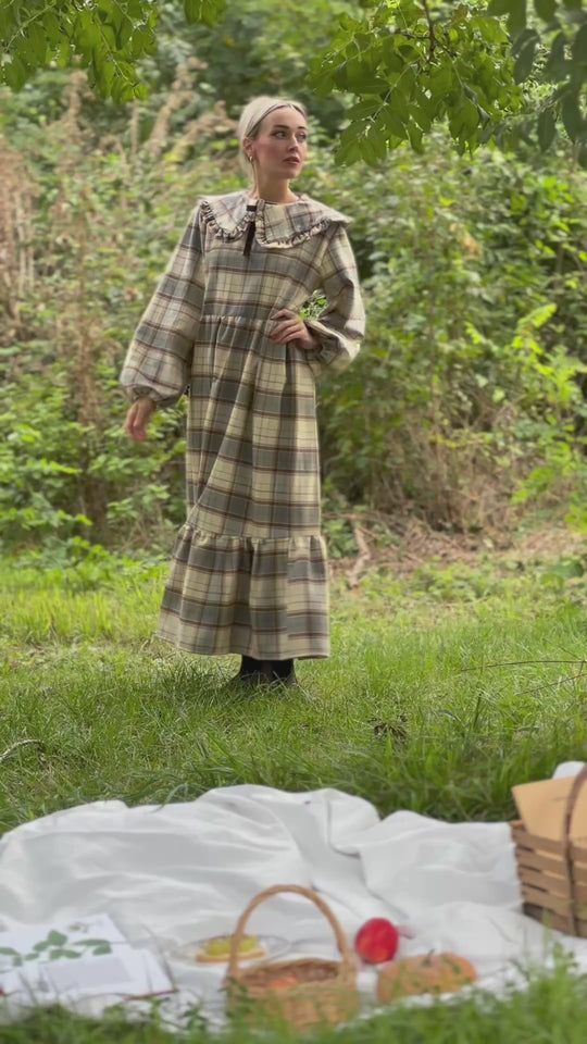 Abito con colletto tartan chiaro