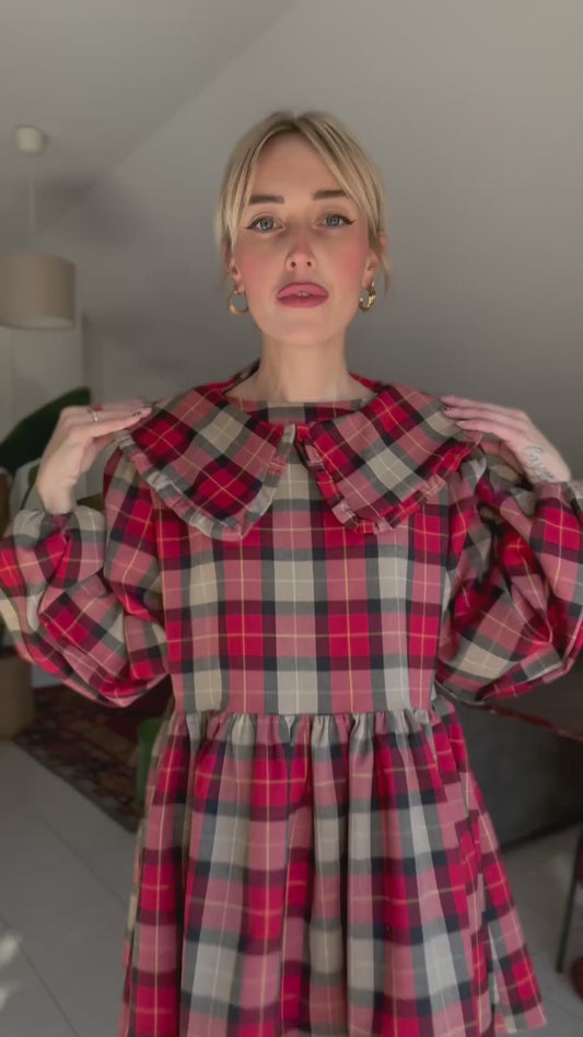 Abito con colletto tartan corto