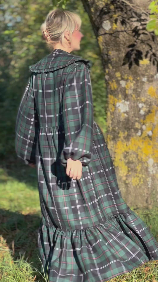 Abito con colletto tartan verde e riga rossa