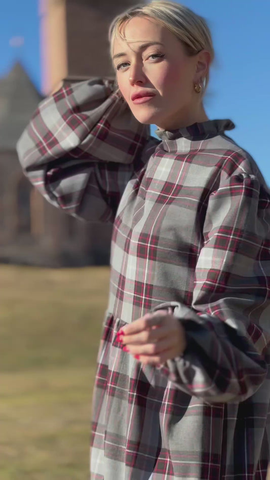 Abito tartan grigio con chiusura a goccia